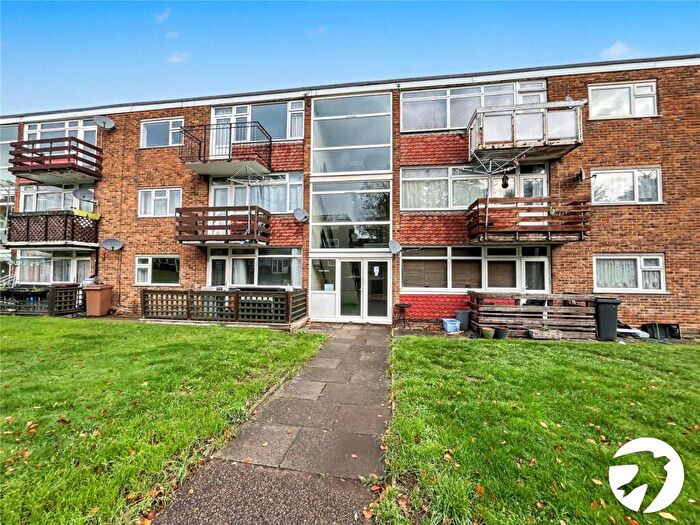 2 Bedroom Flat For Sale In Cypress Court, Rochester, Kent, ME2