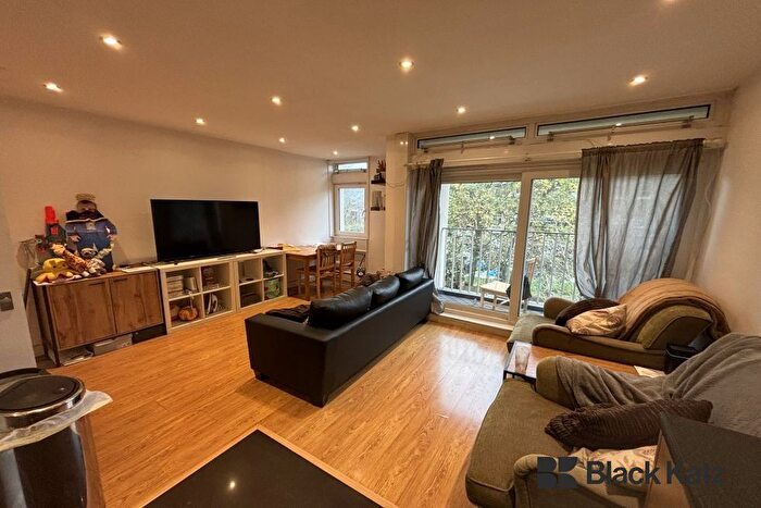 4 Bedroom Flat To Rent In Cedars Road, London, SW4