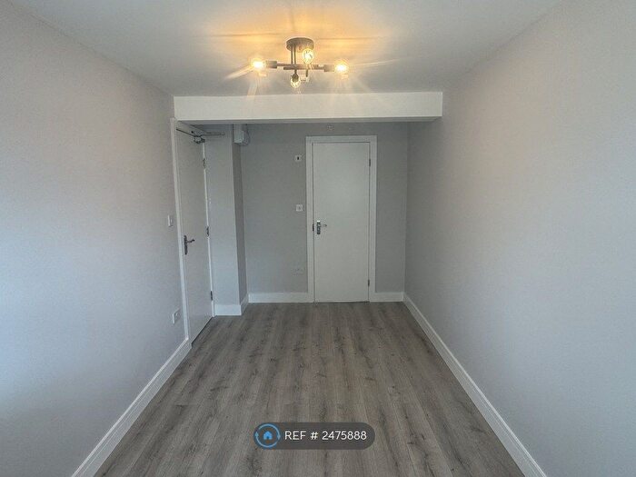 Studio To Rent In Charlton Road, London, TW17