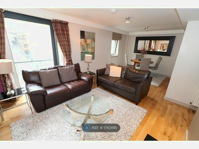 2 Bedroom Flat To Rent In High Street, Edinburgh, EH1