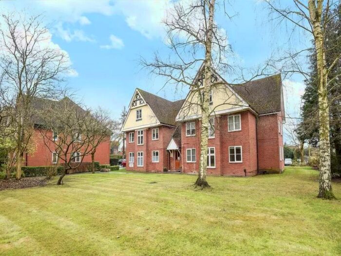 2 Bedroom Apartment To Rent In Wokingham, Berkshire, RG40