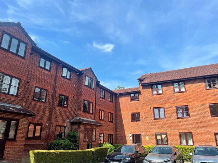 2 Bedroom Flat To Rent In Old Mill Gardens, Berkhamsted, HP4
