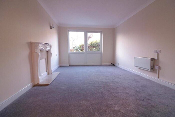 2 Bedroom Apartment For Sale In Holland Road, Westcliff-on-Sea, SS0