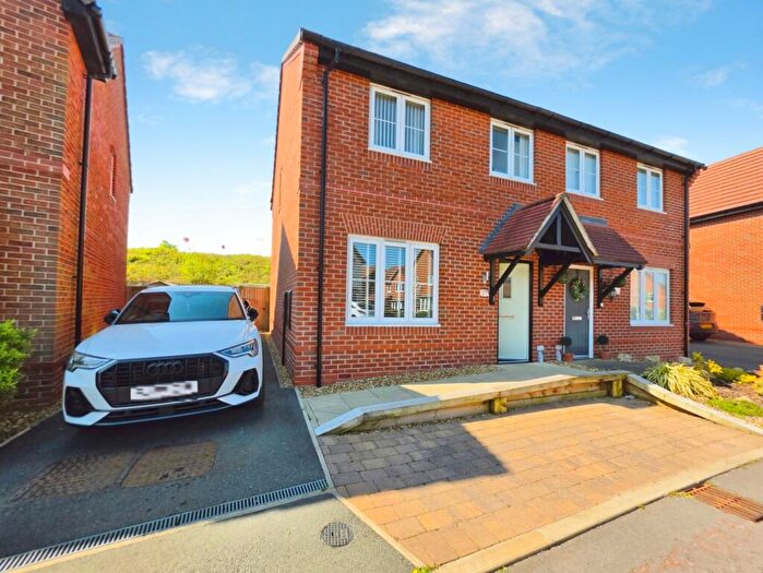 3 Bedroom Semi Detached House For Sale In Valehouse View, Stoke-On-Trent, ST6