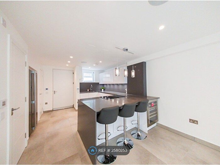 3 Bedroom Maisonette To Rent In Naylor Building East, London, E1