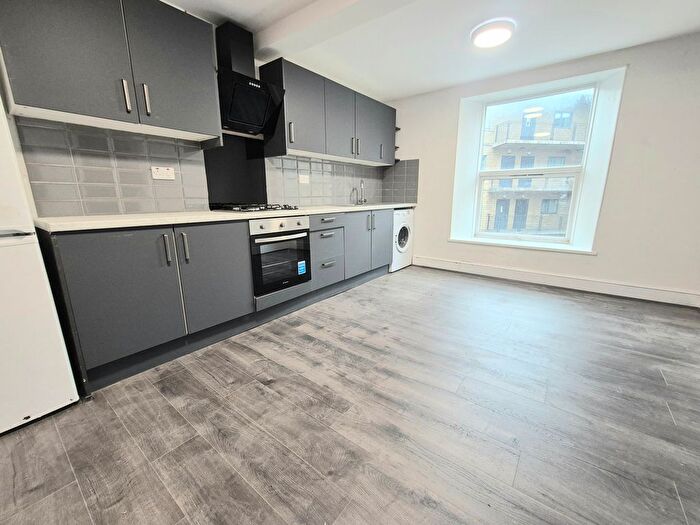1 Bedroom Flat To Rent In Wellington Place, Halifax, HX1
