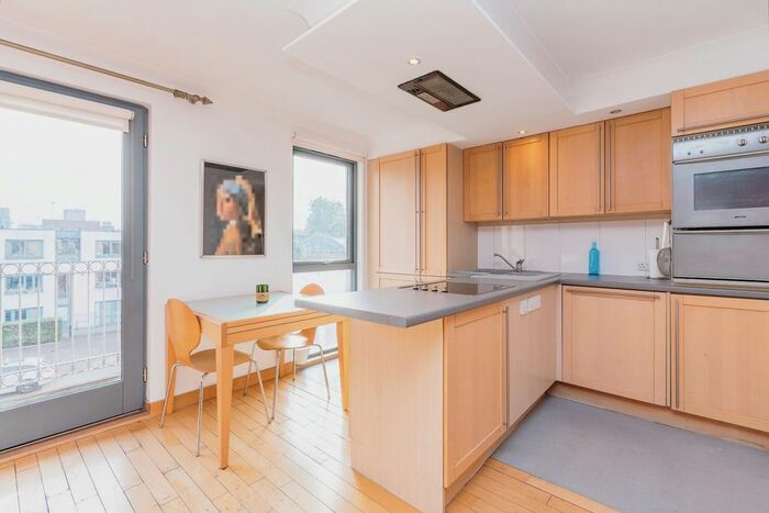 2 Bedroom Flat To Rent In Southgate Road, Islington, N1