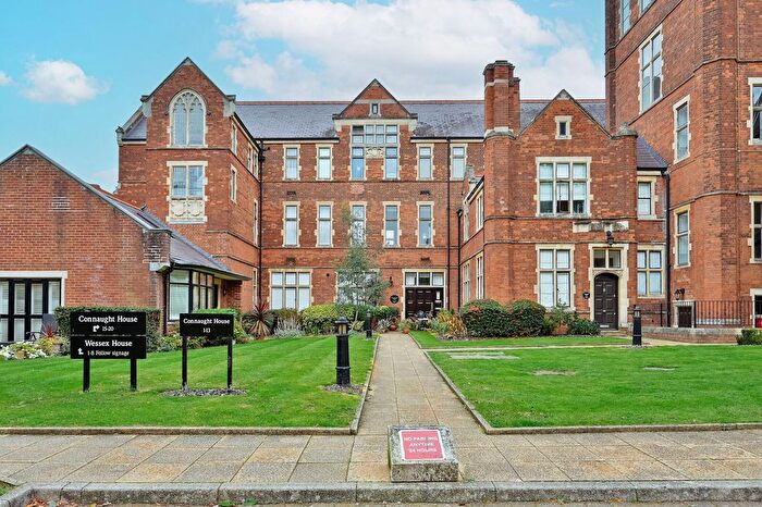 2 Bedroom Flat To Rent In Royal Connaught Drive, Bushey, WD23