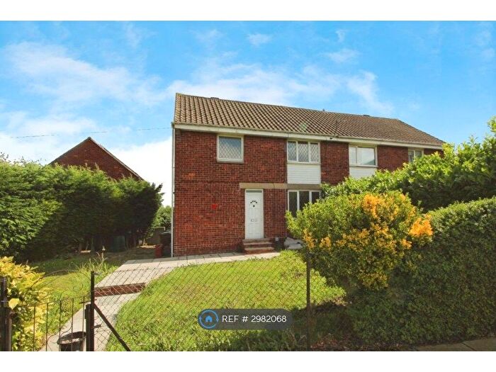 3 Bedroom Semi-Detached House To Rent In Beacon Grove, Leeds, LS27
