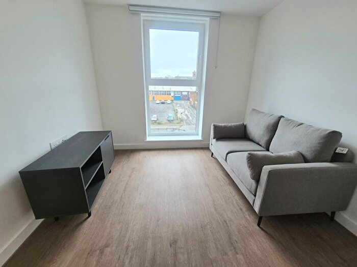 1 Bedroom Flat To Rent In Cow Green, Halifax, HX1
