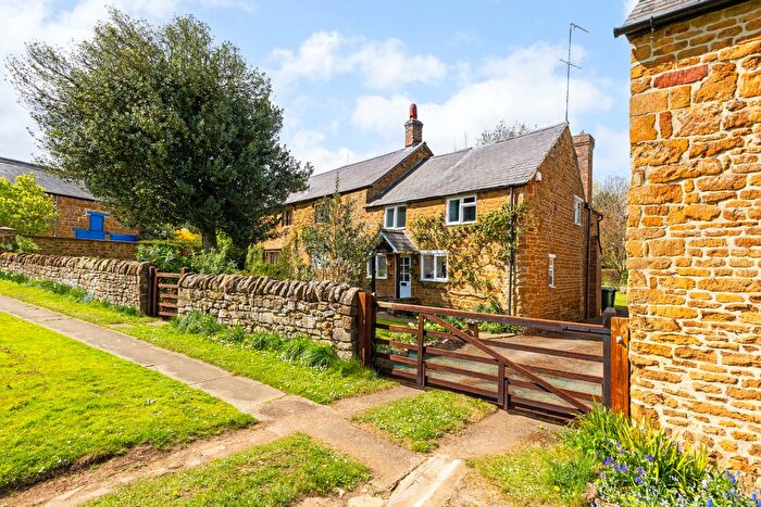 5 Bedroom Detached House For Sale In The Green, Warmington, OX17