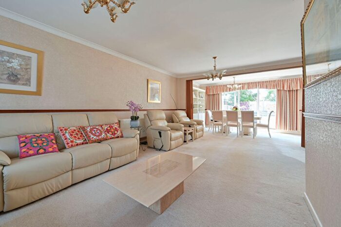 5 Bedroom Detached House For Sale In Doncaster Drive, Northolt, UB5