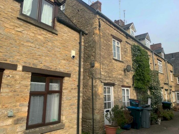 2 Bedroom Cottage To Rent In High Street, Witney, OX28