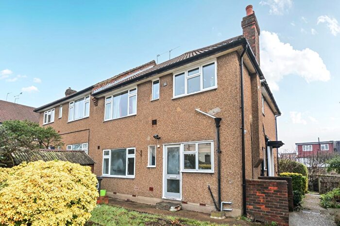 2 Bedroom Maisonette For Sale In Friern Park, North Finchley, N12