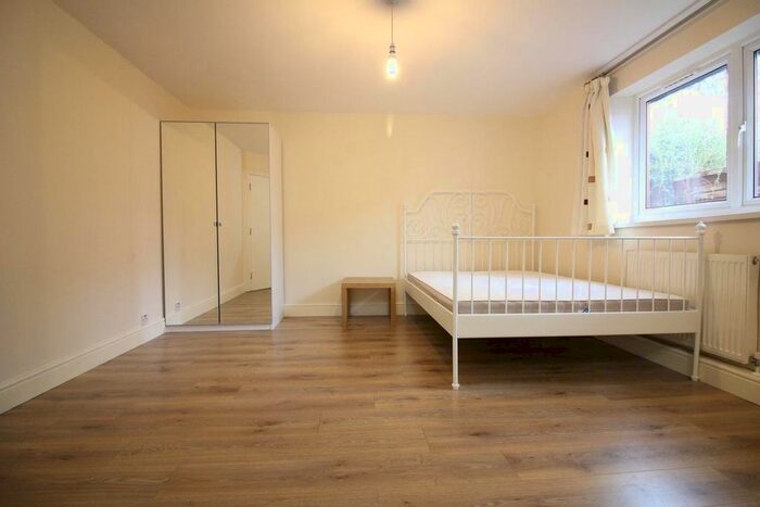 Studio To Rent In Hanworth Road, Hounslow, TW4