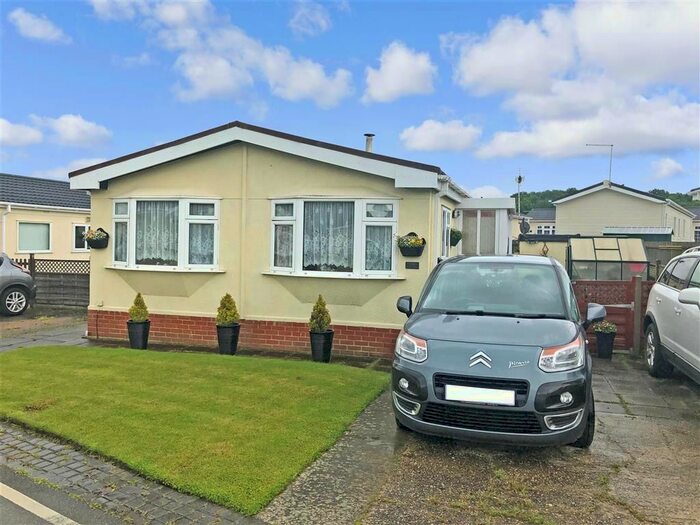 2 Bedroom Mobile/park Home For Sale In Woodlands Park, Biddenden, Ashford, Kent, TN27