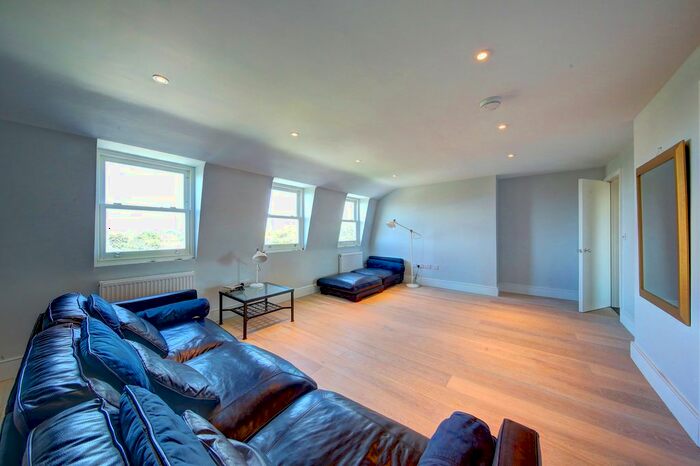 3 Bedroom Flat To Rent In West Grove, Greenwich, SE10