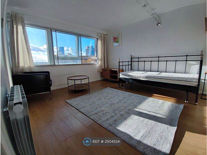 Studio To Rent In Park House, London, N4