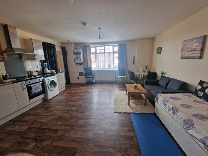 Studio To Rent In Upper Sutton Lane, TW5