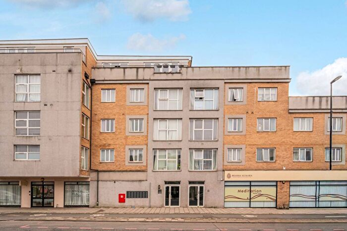 2 Bedroom Flat For Sale In High Street Colliers Wood, Colliers Wood, London, SW19