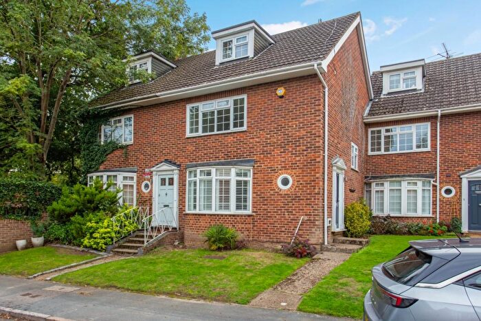 4 Bedroom Mews To Rent In Gainsborough Court, Walton-on-Thames, KT12
