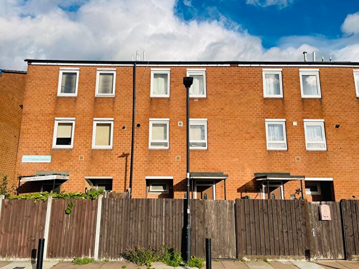 2 Bedroom Maisonette For Sale In Lyneham Walk, London, E5