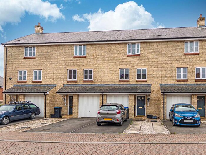 3 Bedroom Semi Detached House For Sale In Lapwing Road, Melksham, SN12