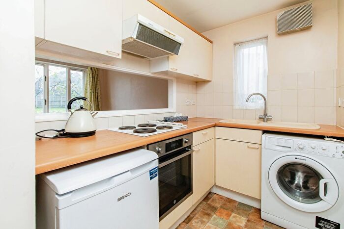 1 Bedroom Flat For Sale In Heatherbank Close, Crayford, Dartford, DA1