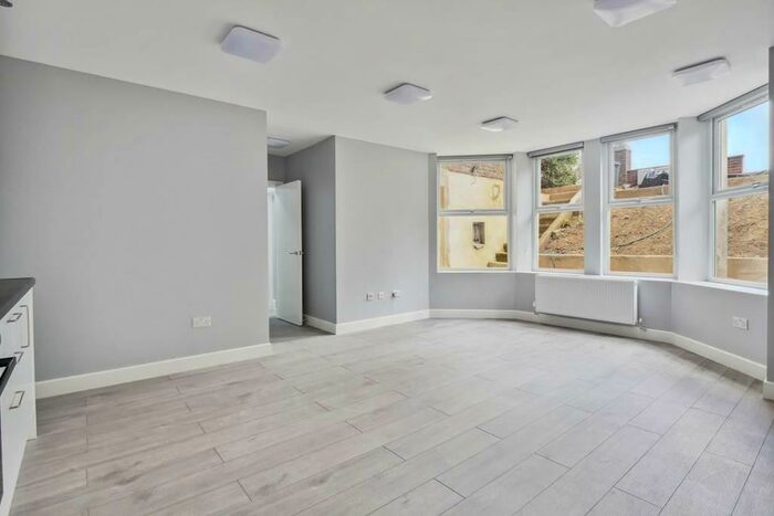 3 Bedroom Flat To Rent In Westwood Hill, London, SE26