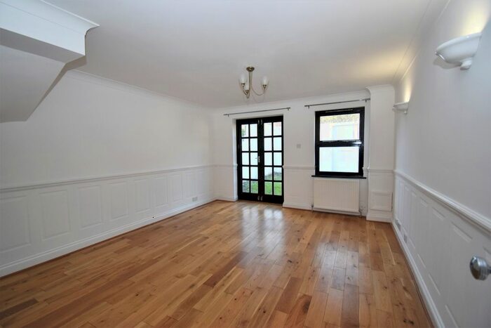 2 Bedroom Flat To Rent In Windsor Mews, London, SE6