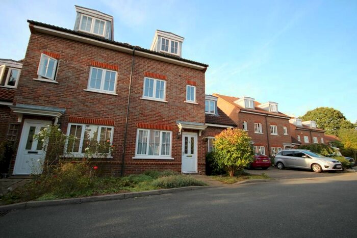 5 Bedroom Semi-Detached House To Rent In Stanborough Mews, Welwyn Garden City, Hertfordshire, AL8