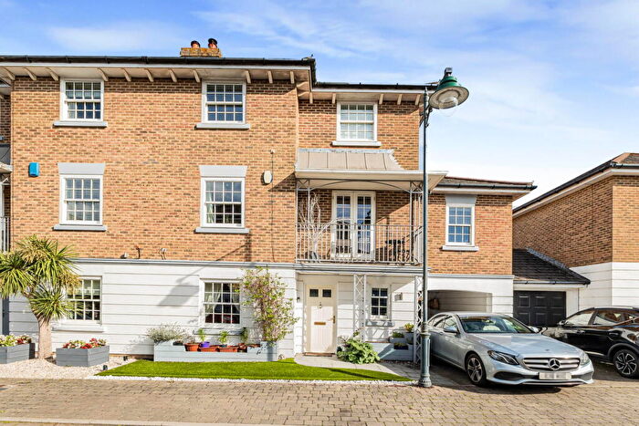 5 Bedroom Semi-Detached House For Sale In Greensleeves Way, Kings Hill, West Malling, ME19
