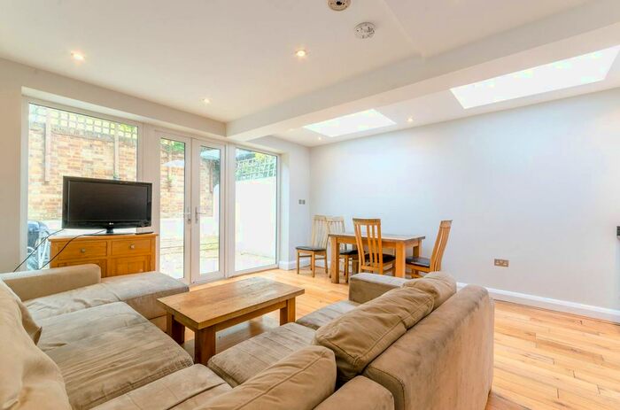 2 Bedroom Flat To Rent In Archel Road, Barons Court, London, W14