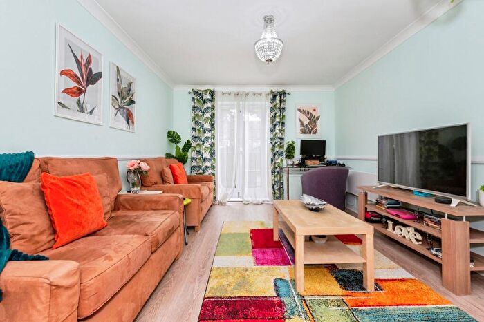 2 Bedroom Maisonette For Sale In Hawthorn Place, Erith, Kent, DA8