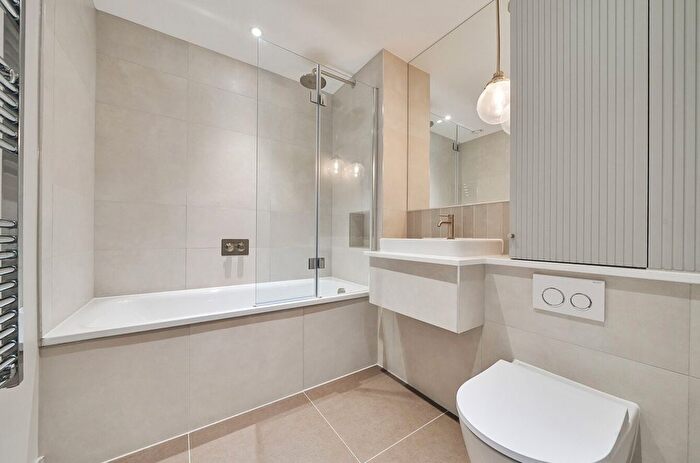 2 Bedroom Flat For Sale In Fellowes Rise, Winchester, Hampshire, SO22