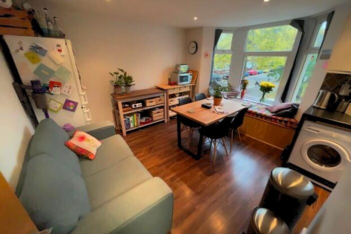 2 Bedroom Flat To Rent In Rhigos Gardens Cardiff, CF24