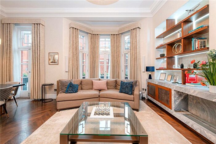 2 Bedroom Flat To Rent In Green Street, Mayfair, London, W1K