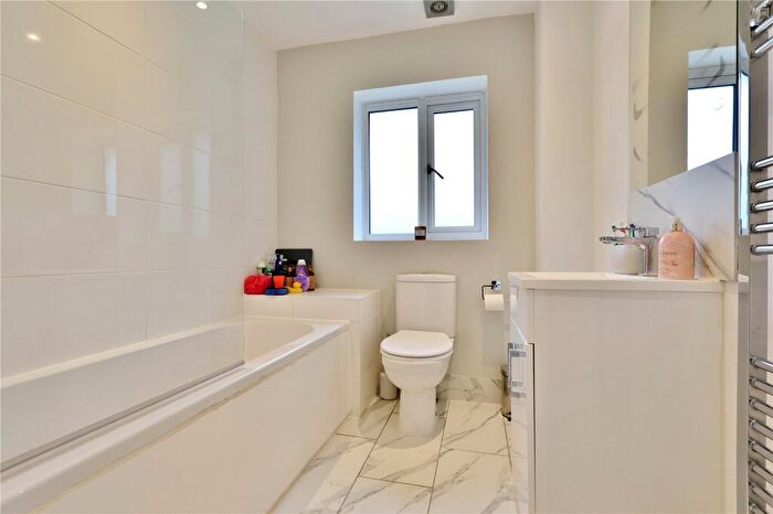 3 Bedroom Detached House For Sale In Alexandra Gardens, Knaphill, Woking, Surrey, GU21