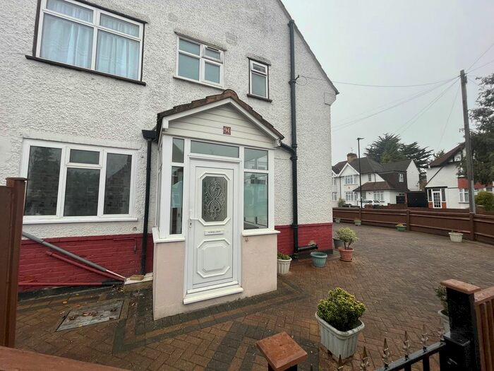 4 Bedroom Semi-Detached House To Rent In Ellington Road, Hounslow, TW3