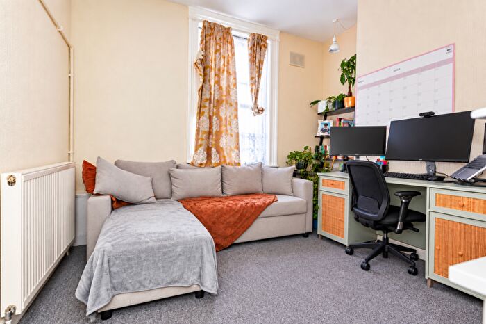 3 Bedroom Flat For Sale In Bendish Road, London, E6