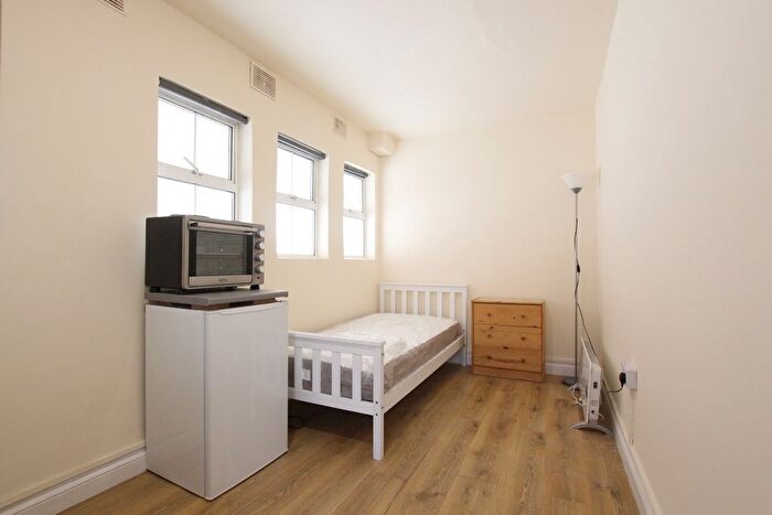 Studio To Rent In Hermitage Road, London, N4