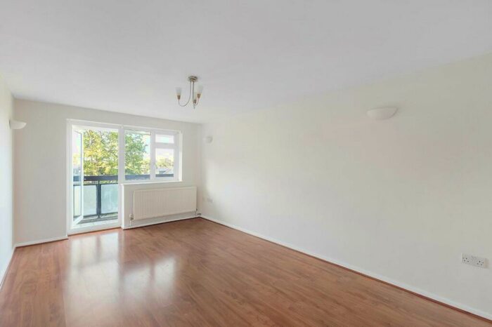 2 Bedroom Apartment To Rent In Oaks Avenue, London, SE19