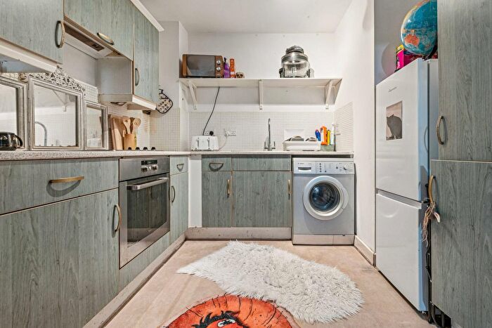 1 Bedroom Flat For Sale In Victoria Road, London, W3