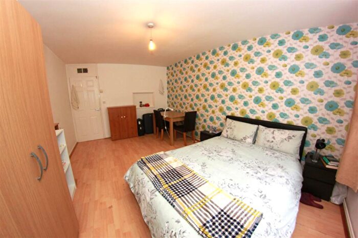 2 Bedroom Flat To Rent In Bow Common Lane, London, E3