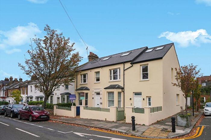 2 Bedroom Flat For Sale In Brougham Road, Acton, W3