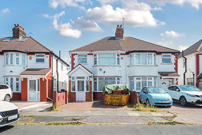 5 Bedroom Semi-detached House For Sale In Cardington Square, Hounslow, London, TW4