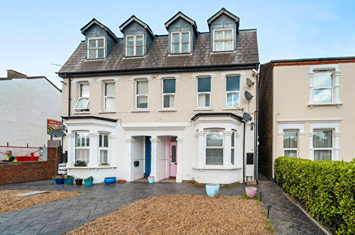 2 Bedroom Apartment For Sale In Park View Road, Welling, Kent, DA16