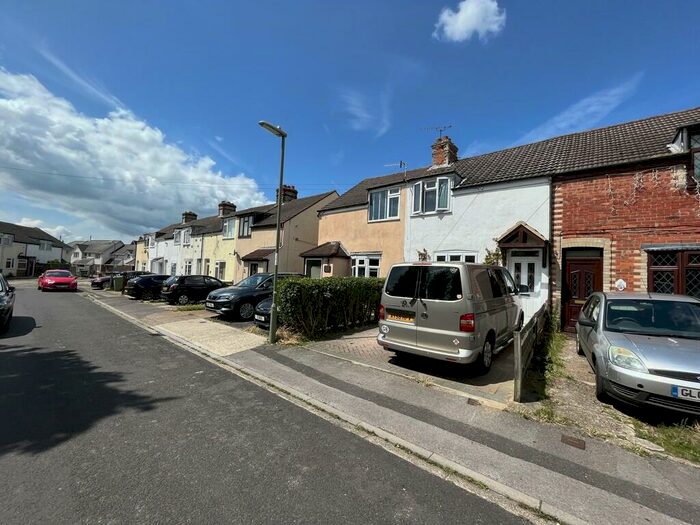 2 Bedroom End Of Terrace House To Rent In Derlyn Road, Fareham, PO16