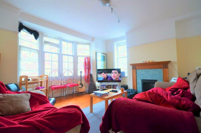 3 Bedroom Flat To Rent In Hagley Court, B16