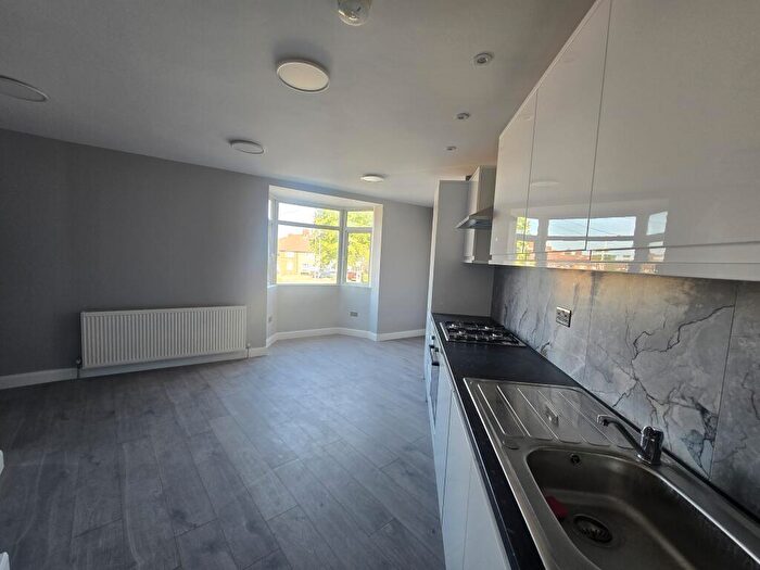 3 Bedroom Flat To Rent In Weylond Road, Dagenham, RM8